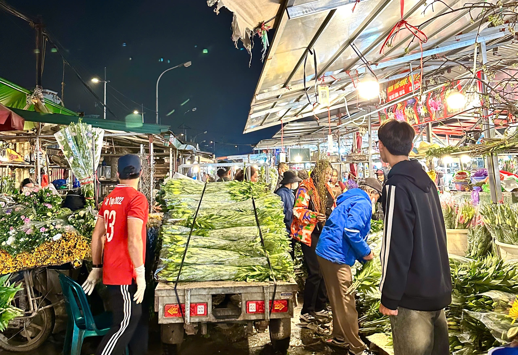 Chợ hoa đêm Quảng Bá - 'Hồn Tết' của đất Hà Thành- Ảnh 5. Chợ hoa đêm Quảng Bá - 'Hồn Tết' của đất Hà Thành- Ảnh 5.