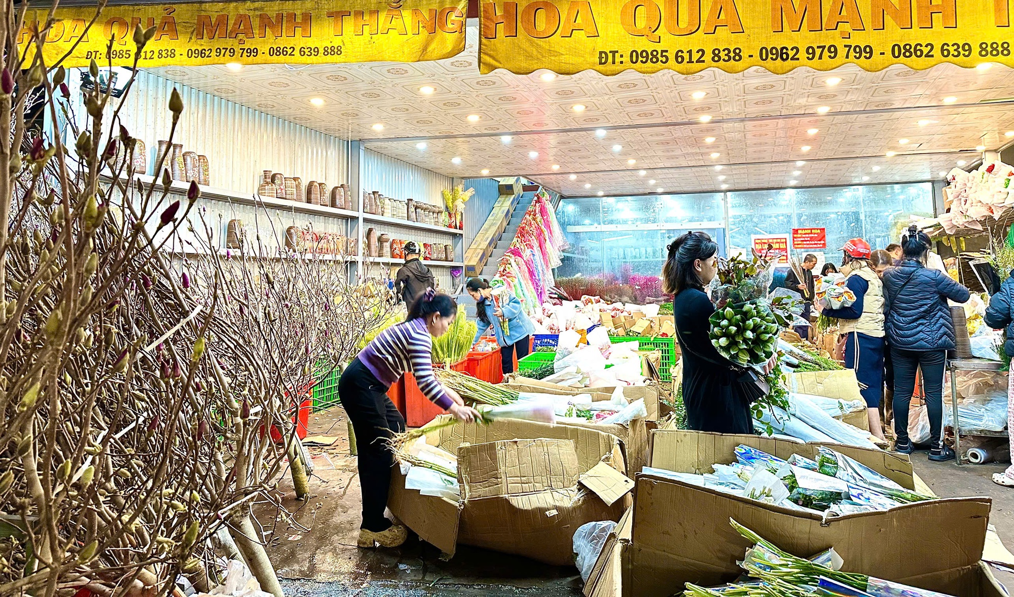 Chợ hoa đêm Quảng Bá - 'Hồn Tết' của đất Hà Thành- Ảnh 10. Chợ hoa đêm Quảng Bá - 'Hồn Tết' của đất Hà Thành- Ảnh 10.