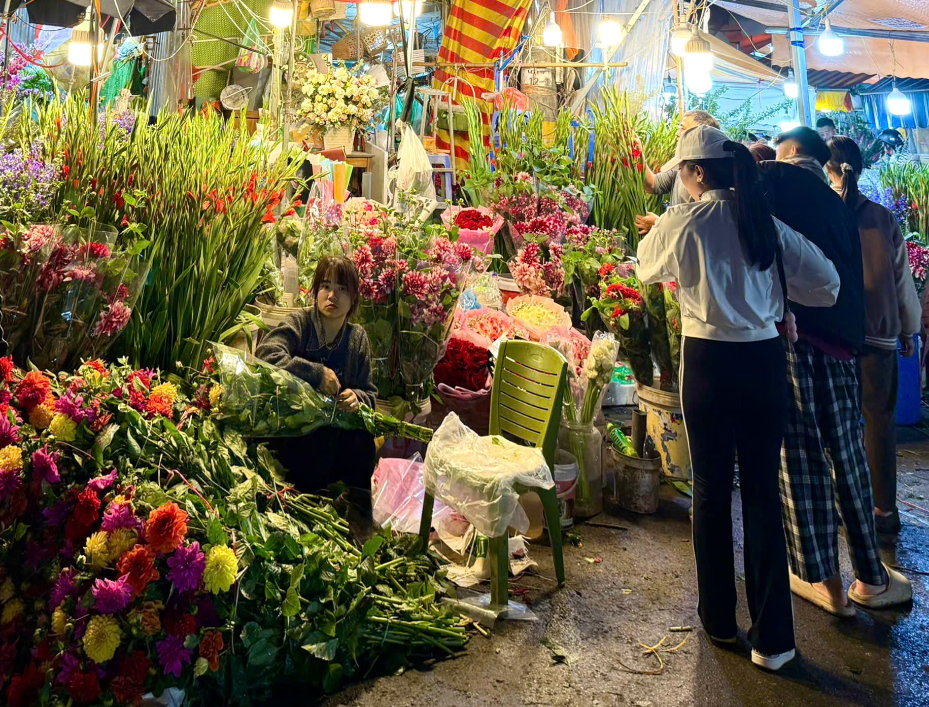 Chợ hoa đêm Quảng Bá - 'Hồn Tết' của đất Hà Thành- Ảnh 2. Chợ hoa đêm Quảng Bá - 'Hồn Tết' của đất Hà Thành- Ảnh 2.