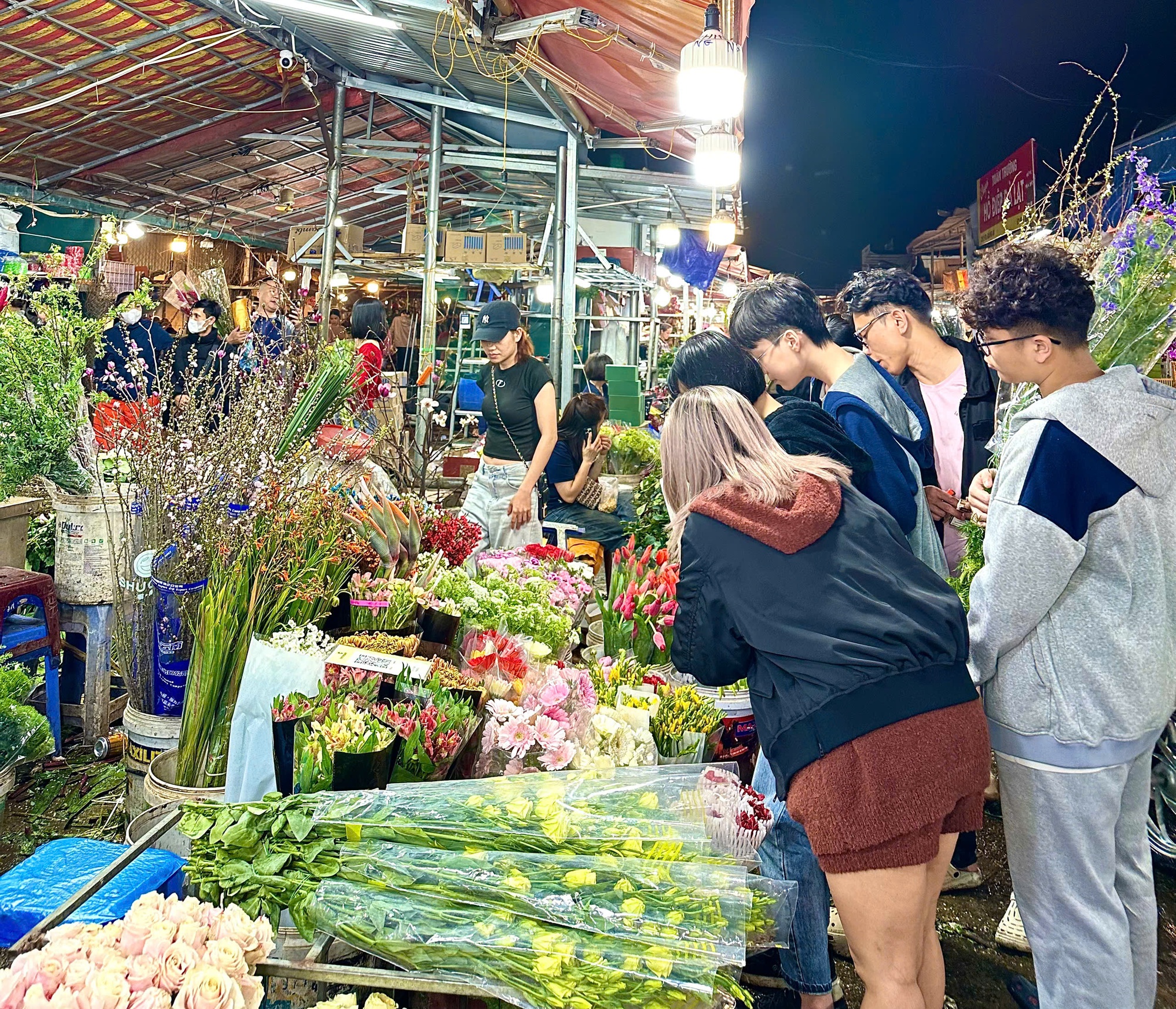 Chợ hoa đêm Quảng Bá - 'Hồn Tết' của đất Hà Thành- Ảnh 1. Chợ hoa đêm Quảng Bá - 'Hồn Tết' của đất Hà Thành- Ảnh 1.