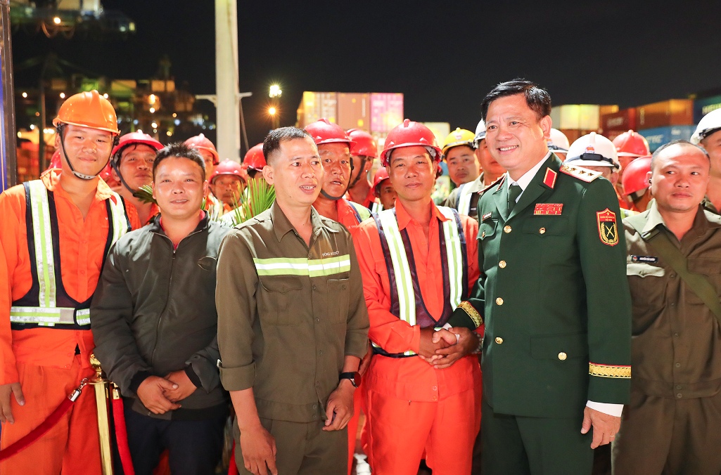 Phát lệnh làm hàng đầu xuân tại cảng Tân Cảng-Cát Lái- Ảnh 3.