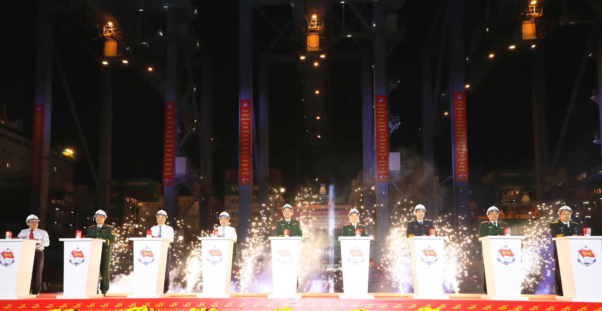 Phát lệnh làm hàng đầu xuân tại cảng Tân Cảng-Cát Lái- Ảnh 1.