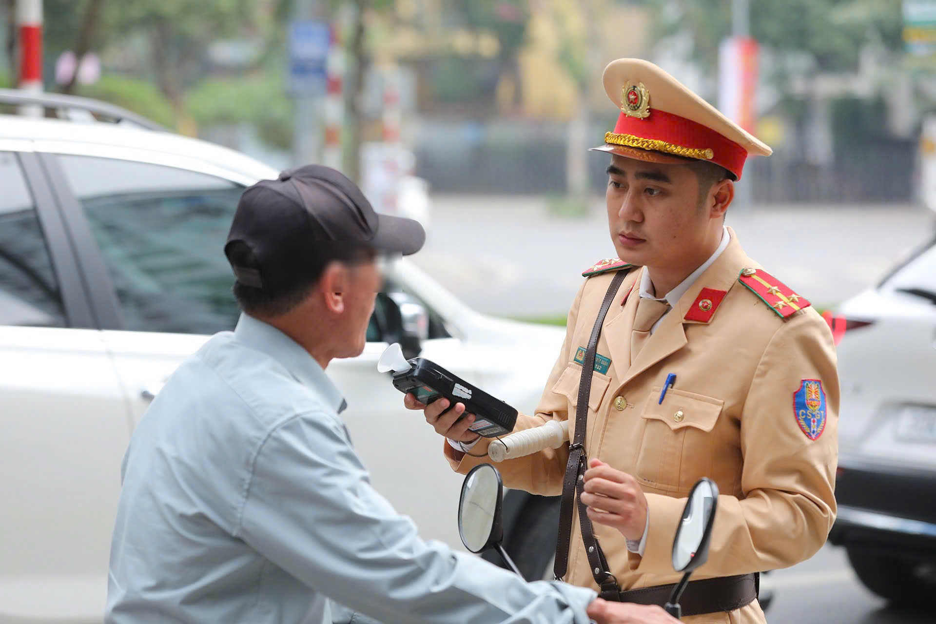 Mùng 2 Tết: Xử phạt hơn 2.800 trường hợp vi phạm nồng độ cồn- Ảnh 1. Mùng 2 Tết: Xử phạt hơn 2.800 trường hợp vi phạm nồng độ cồn- Ảnh 1.