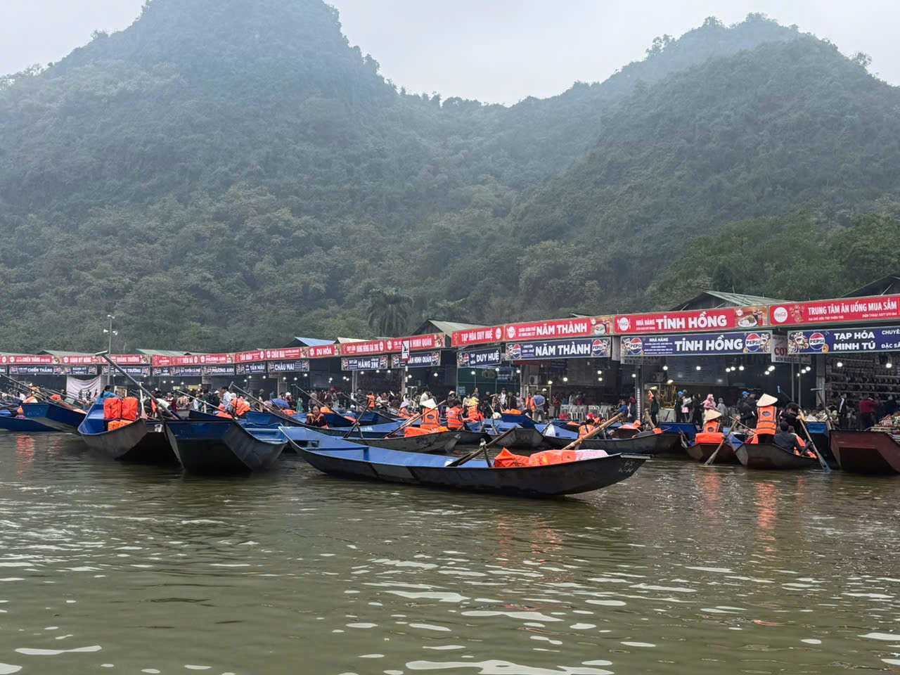 25.000 lượt du khách trẩy hội Chùa Hương 2 ngày đầu năm- Ảnh 1.