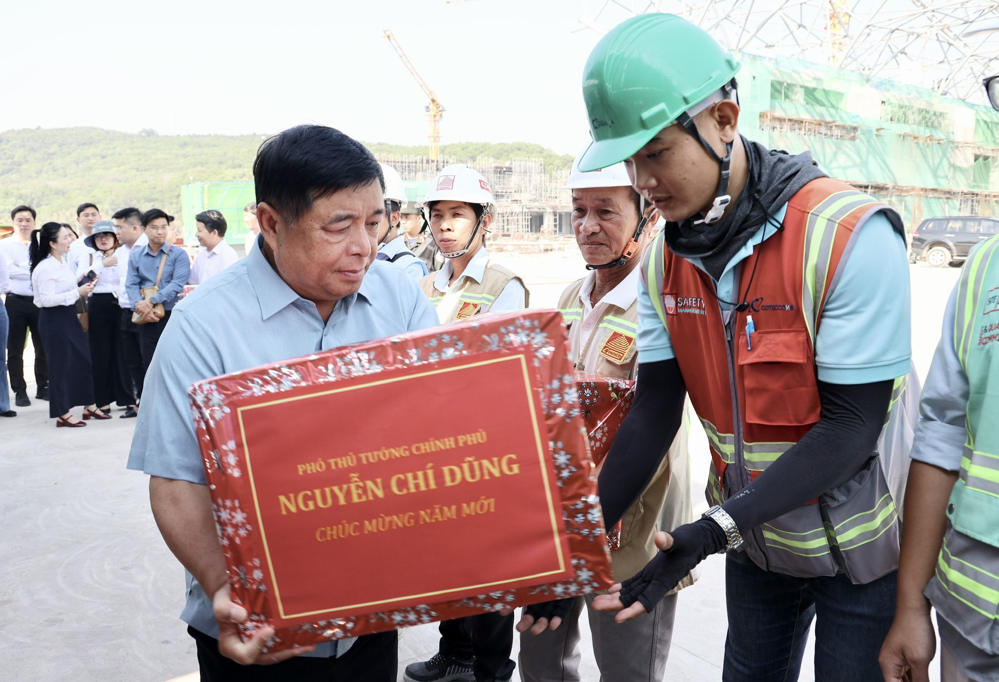 Phó Thủ tướng Nguyễn Chí Dũng thăm, chúc Tết tại công trình phục vụ APEC 2027- Ảnh 4.