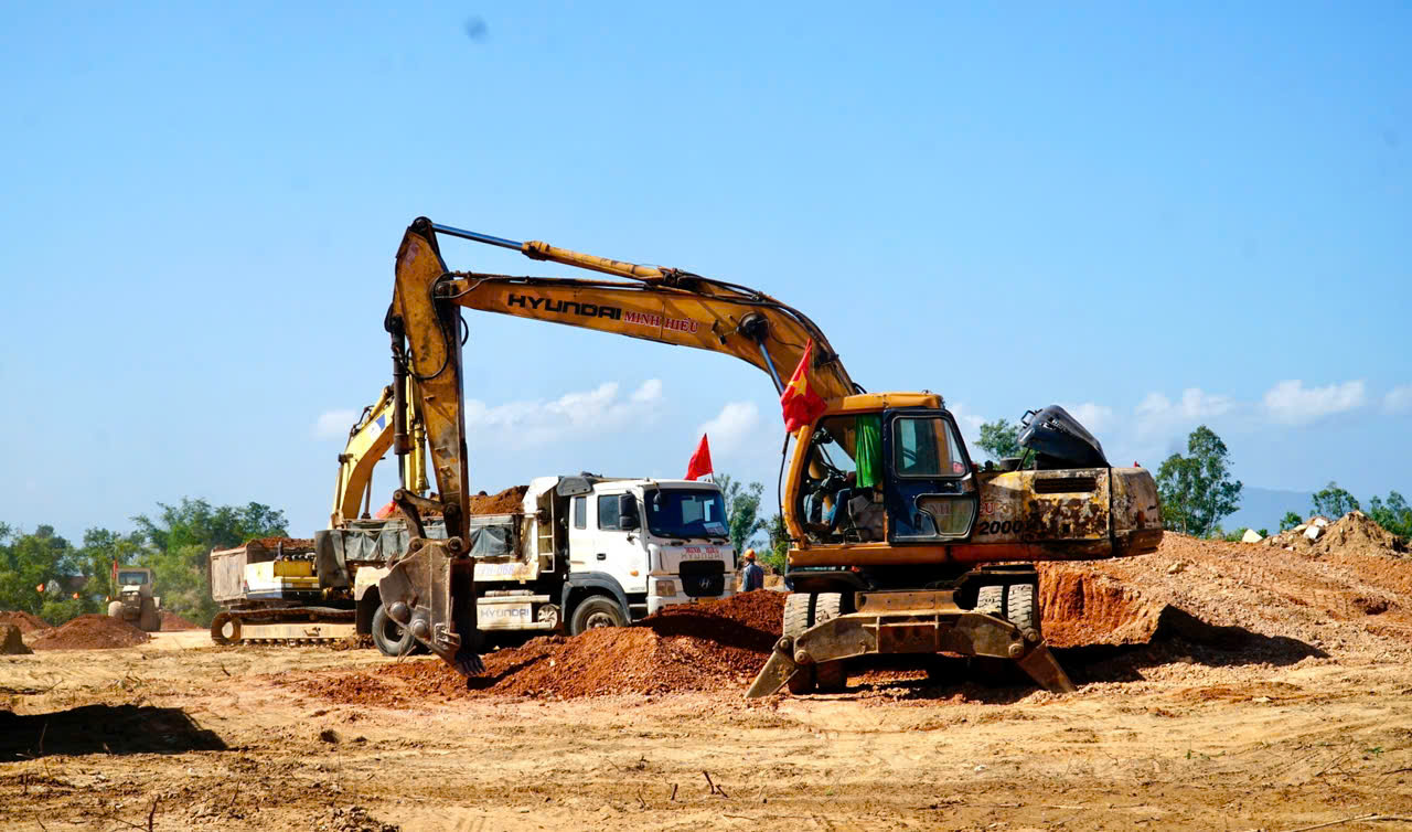 Phó Thủ tướng Hồ Quốc Dũng kiểm tra tiến độ đường cao tốc Quy Nhơn - Pleiku- Ảnh 3.