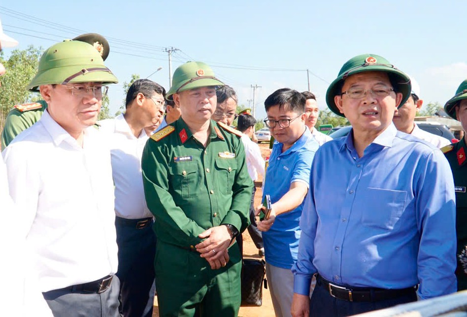 Phó Thủ tướng Hồ Quốc Dũng kiểm tra tiến độ đường cao tốc Quy Nhơn - Pleiku- Ảnh 1.