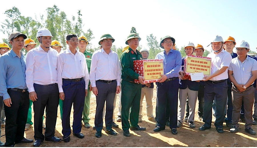 Phó Thủ tướng Hồ Quốc Dũng kiểm tra tiến độ đường cao tốc Quy Nhơn - Pleiku- Ảnh 2.