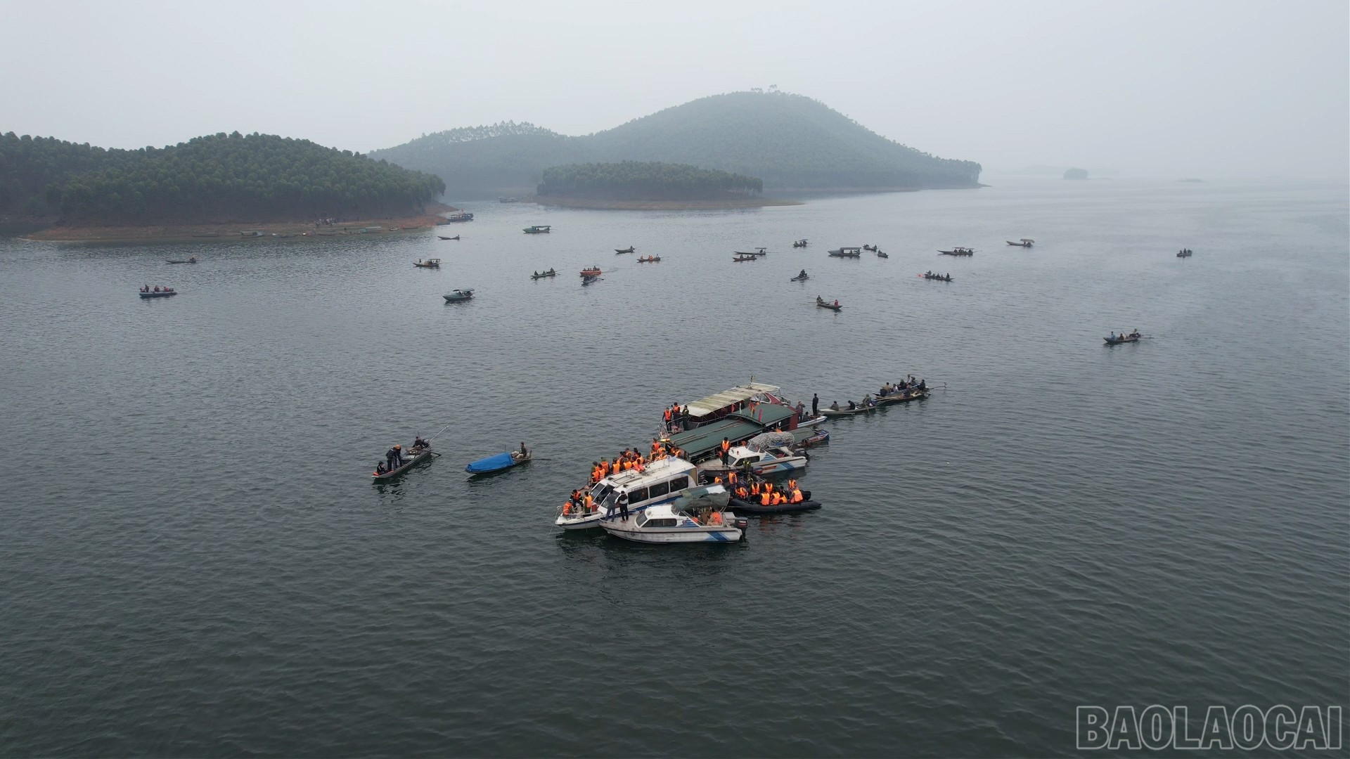 Tìm thấy toàn bộ nạn nhân thiệt mạng trong vụ lật tàu chở khách trên hồ Thác Bà- Ảnh 2.