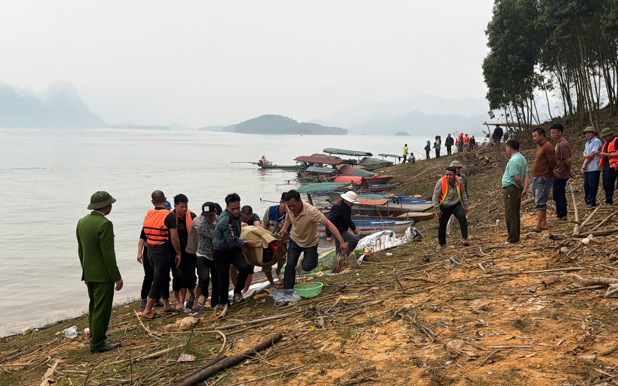 Khắc phục hậu quả vụ tai nạn giao thông đường thủy đặc biệt nghiêm trọng trên hồ Thác Bà, Lào Cai
