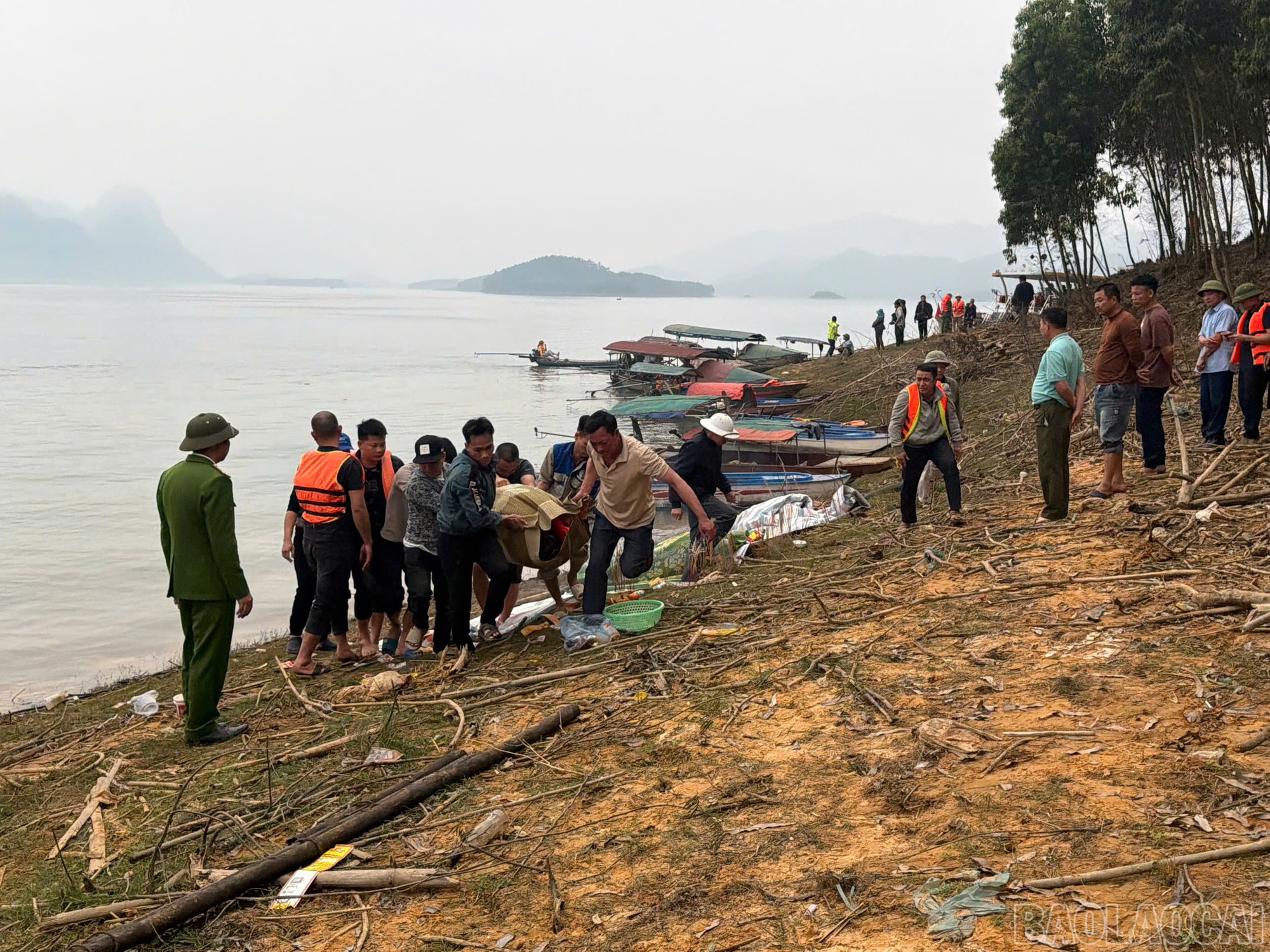 Khắc phục hậu quả vụ tai nạn giao thông đường thủy đặc biệt nghiêm trọng trên hồ Thác Bà, Lào Cai- Ảnh 1.