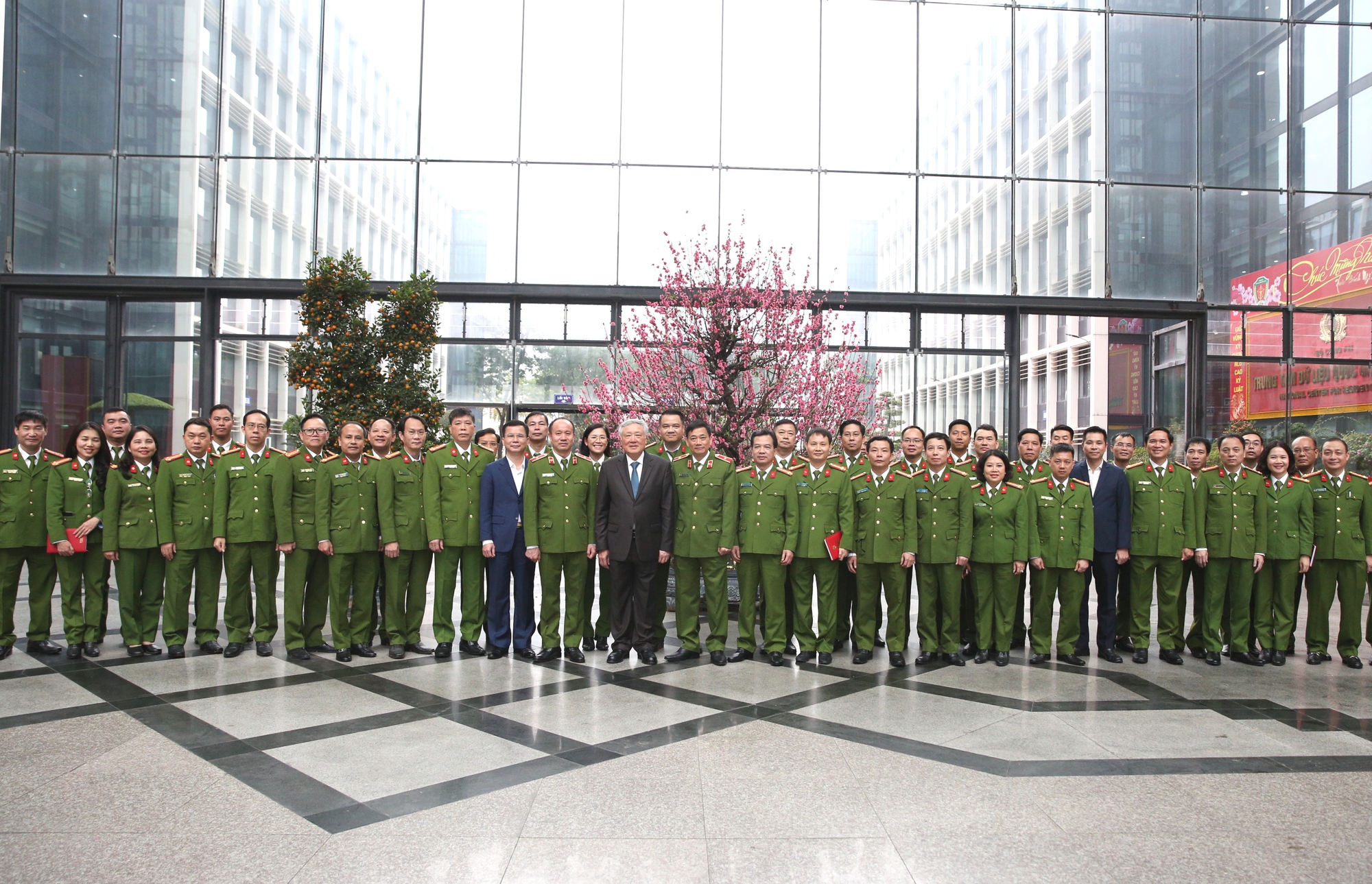 Phó Thủ tướng Thường trực Nguyễn Hòa Bình thăm, chúc Tết cán bộ, chiến sĩ Cục C03- Ảnh 4.