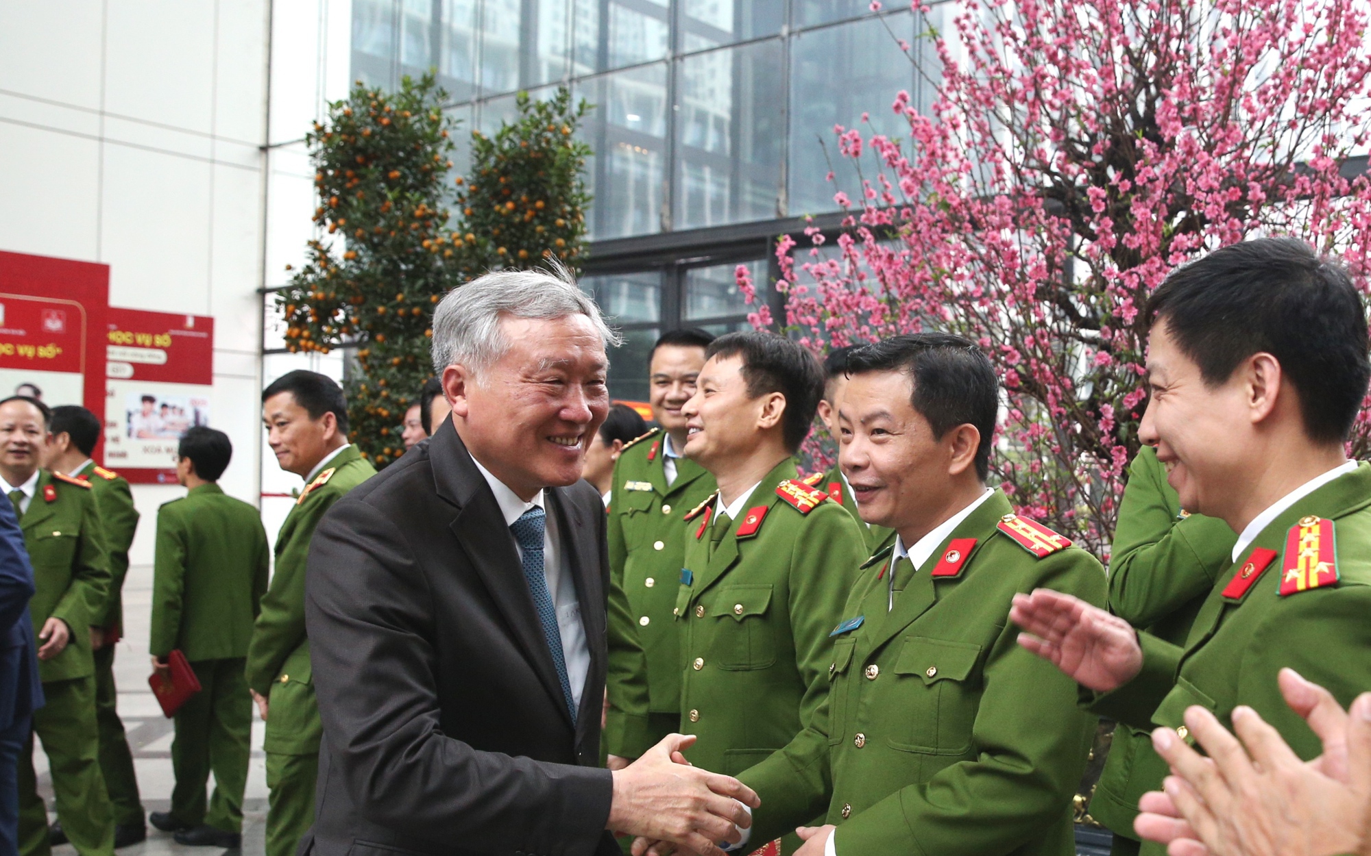 Phó Thủ tướng Thường trực Nguyễn Hòa Bình thăm, chúc Tết cán bộ, chiến sĩ Cục C03