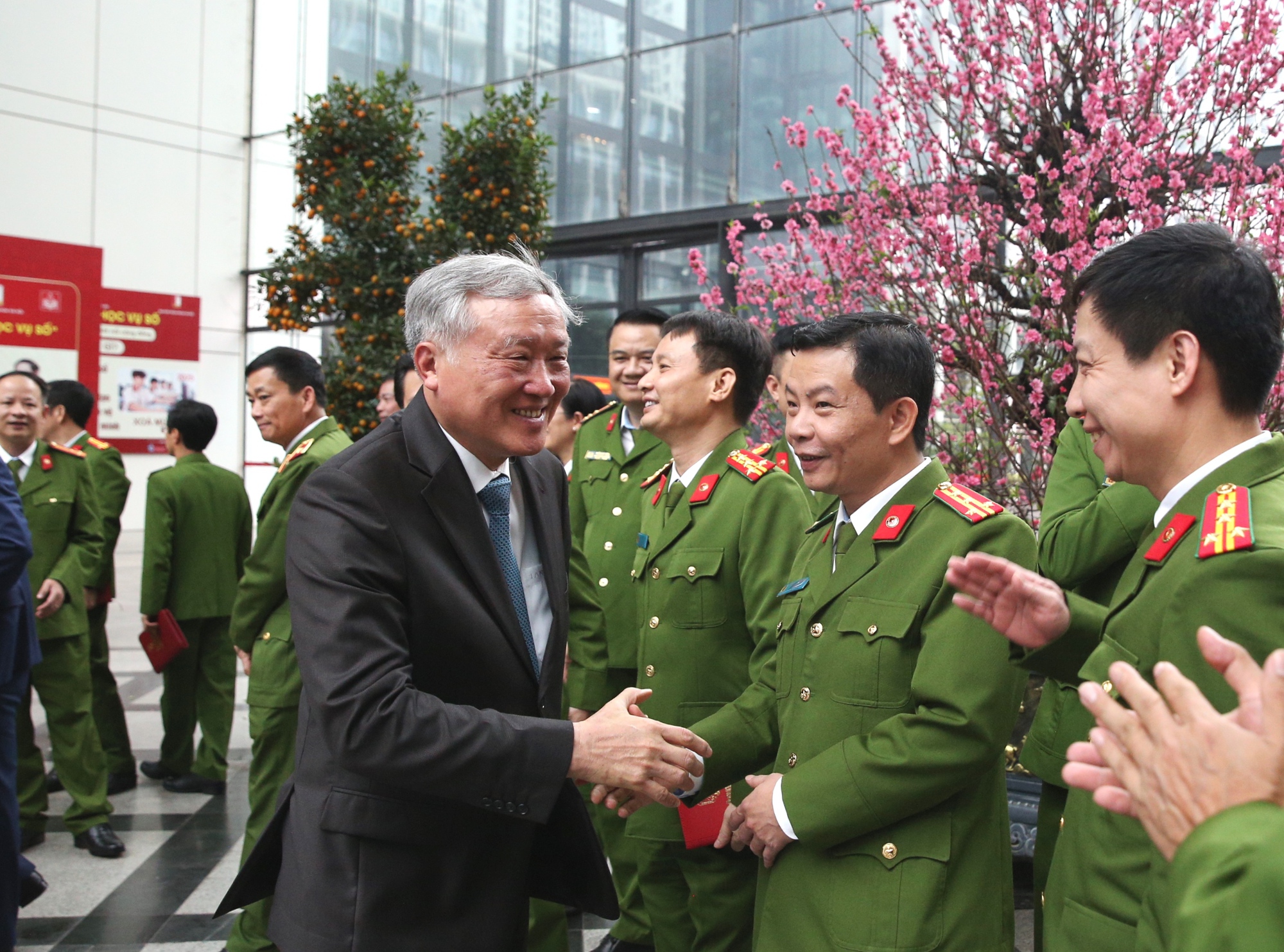 Phó Thủ tướng Thường trực Nguyễn Hòa Bình thăm, chúc Tết cán bộ, chiến sĩ Cục C03- Ảnh 1.