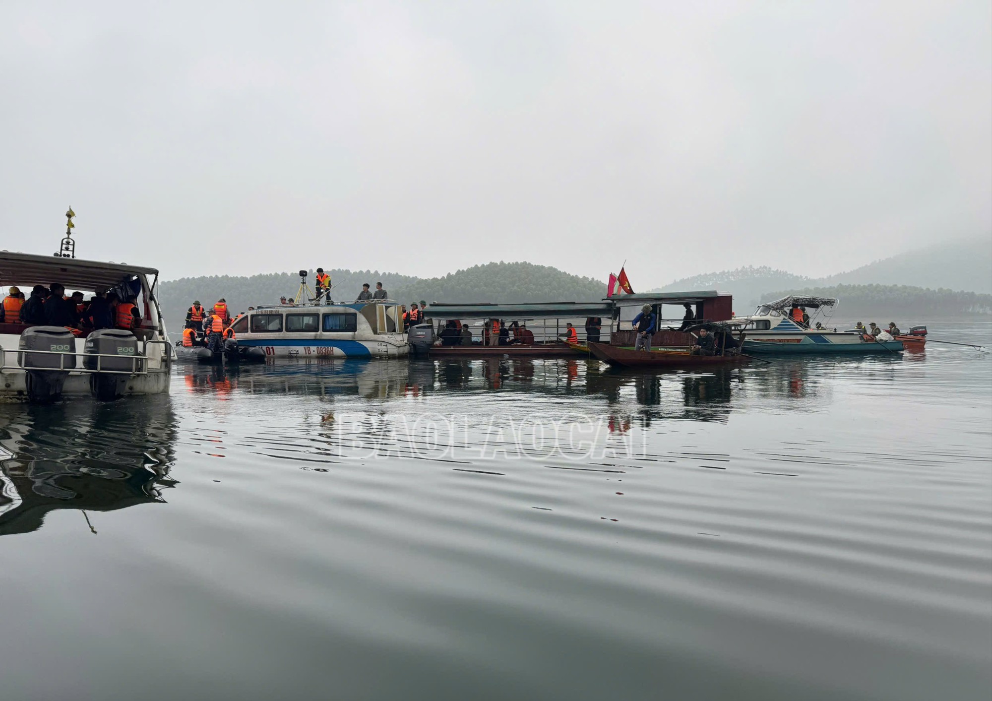 CẬP NHẬT: Tìm thấy 1 nạn nhân mất tích trong vụ lật tàu khách trên hồ Thác Bà- Ảnh 4.