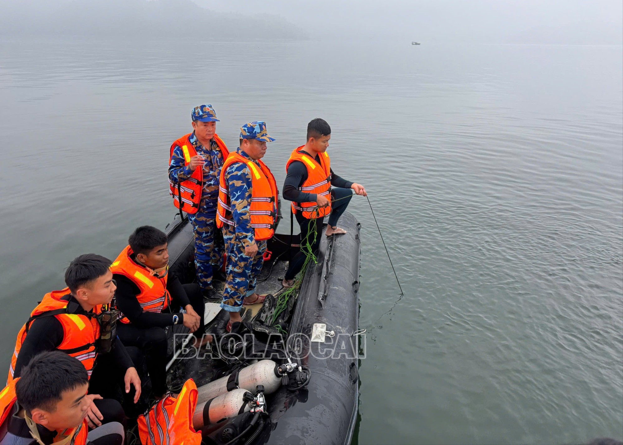CẬP NHẬT: Tìm thấy 1 nạn nhân mất tích trong vụ lật tàu khách trên hồ Thác Bà- Ảnh 2.
