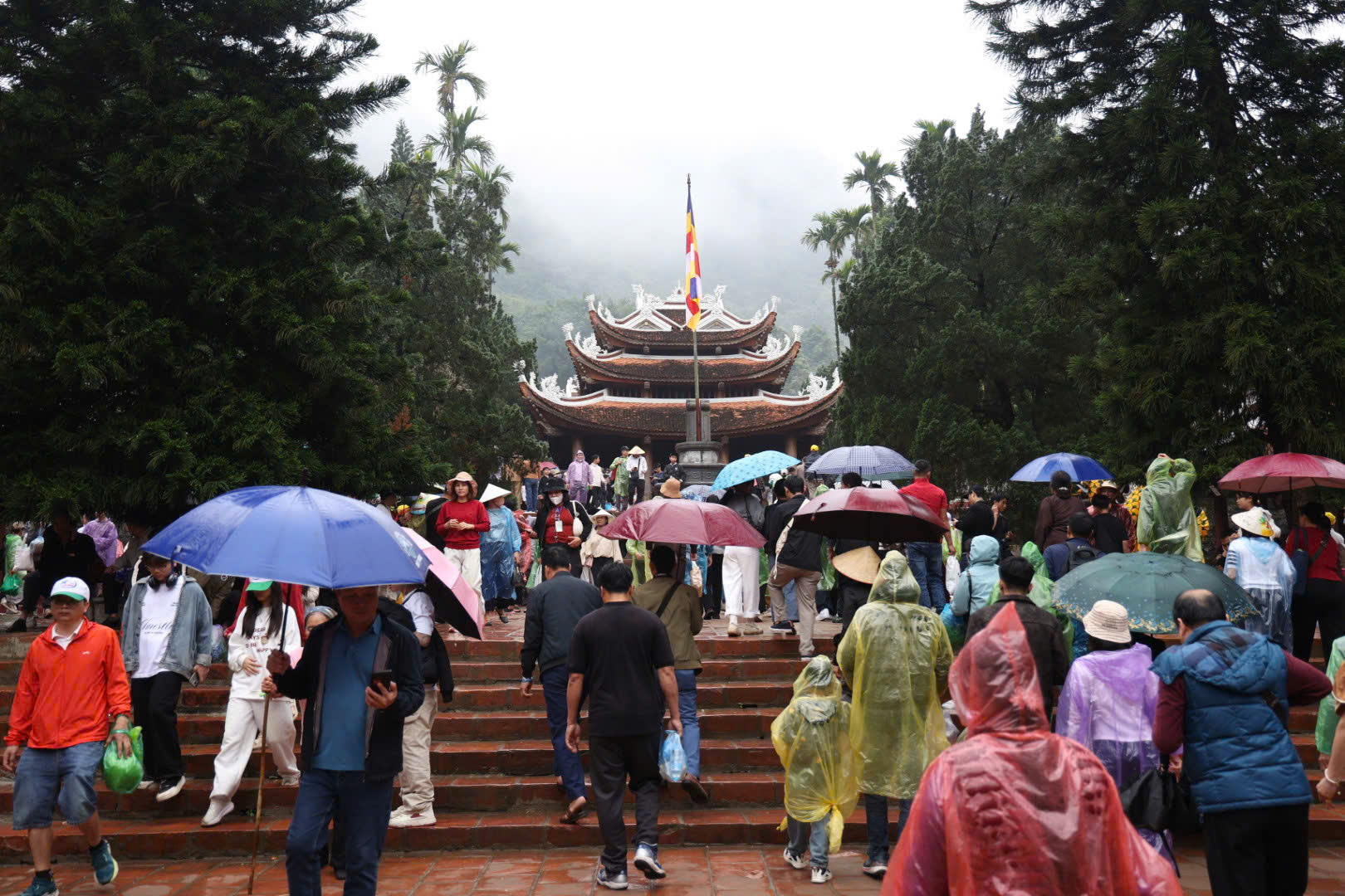 Đông đảo nhân dân, du khách nô nức dự Lễ Khai hội du lịch chùa Hương 2026- Ảnh 2.