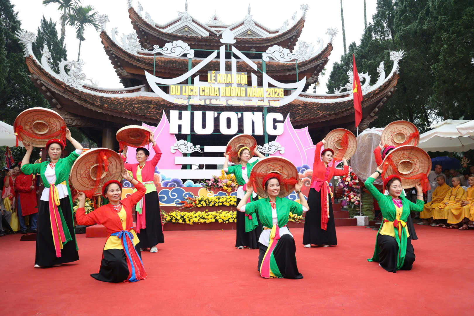 Đông đảo nhân dân, du khách nô nức dự Lễ Khai hội du lịch chùa Hương 2026- Ảnh 1.