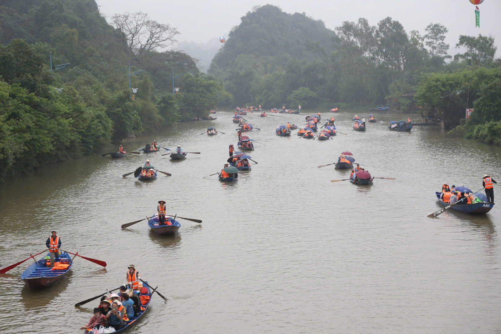 Đông đảo nhân dân, du khách nô nức dự Lễ Khai hội du lịch chùa Hương 2026- Ảnh 3.