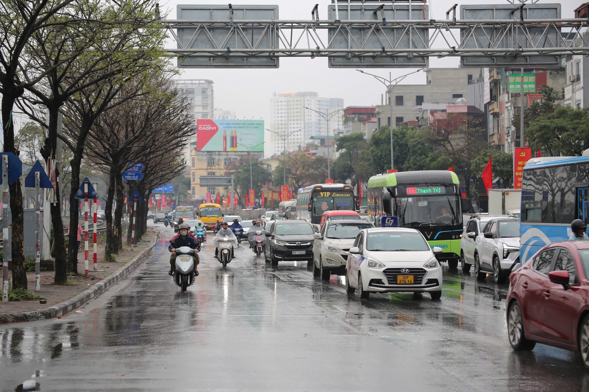 Giao thông Hà Nội ngày cuối kỳ nghỉ Tết: Cửa ngõ tăng lưu lượng, nội thành thông thoáng- Ảnh 2.