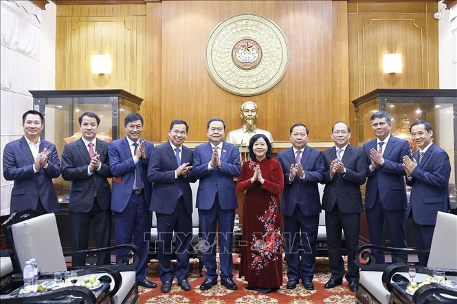 Chủ tịch Quốc hội thăm, chúc Tết Ủy ban Trung ương Mặt trận Tổ quốc Việt Nam- Ảnh 3. Chủ tịch Quốc hội thăm, chúc Tết Ủy ban Trung ương Mặt trận Tổ quốc Việt Nam- Ảnh 3.