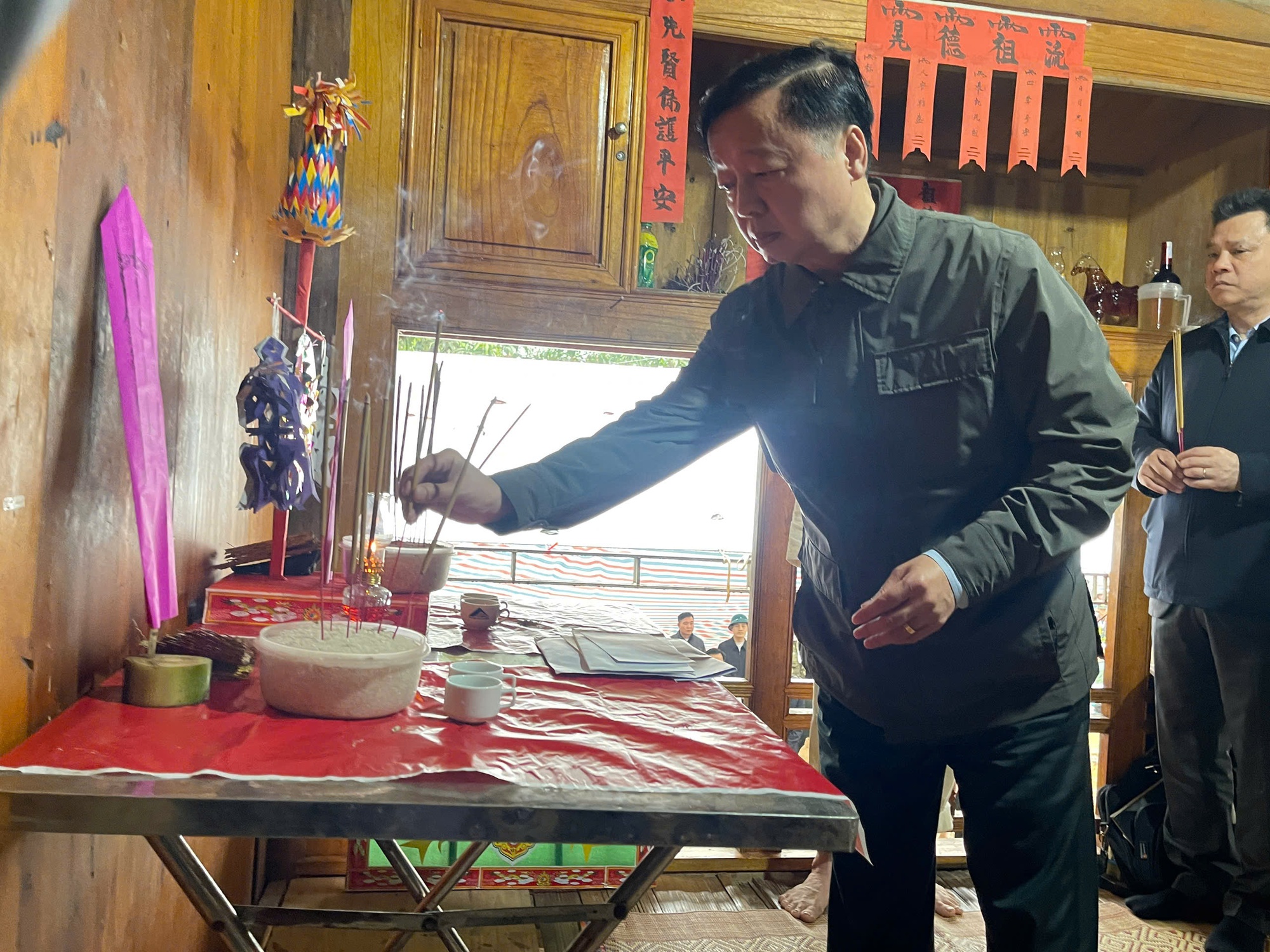 Phó Thủ tướng Trần Hồng Hà thăm hỏi gia đình các nạn nhân vụ chìm tàu chở khách trên hồ Thác Bà- Ảnh 1.