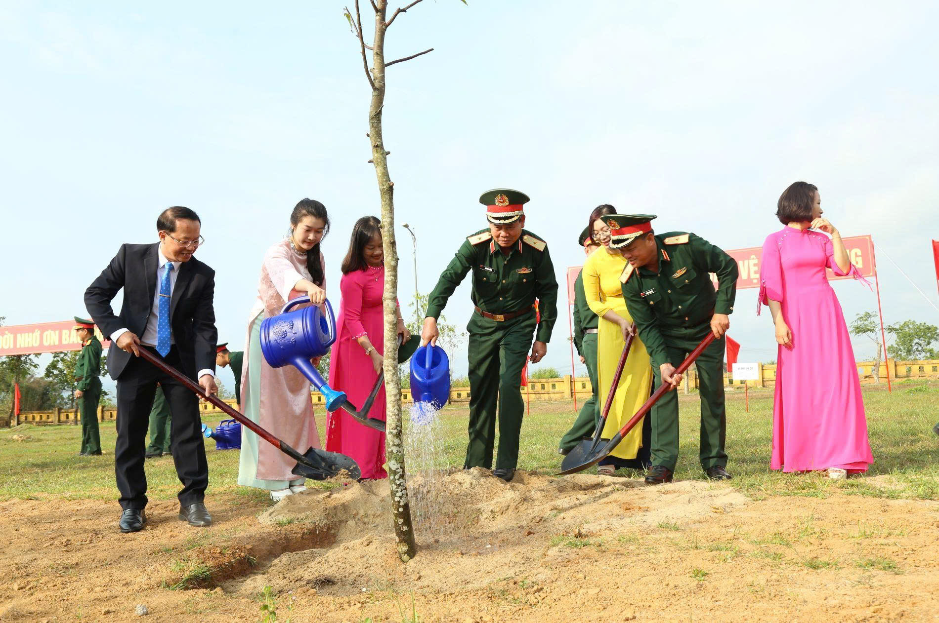 Sôi nổi hoạt động Tết trồng cây tại miền Trung- Ảnh 1.