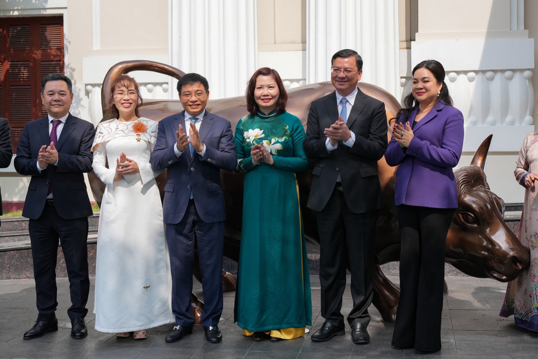 Thị trường chứng khoán khởi sắc trong ngày đánh cồng khai trương- Ảnh 3.