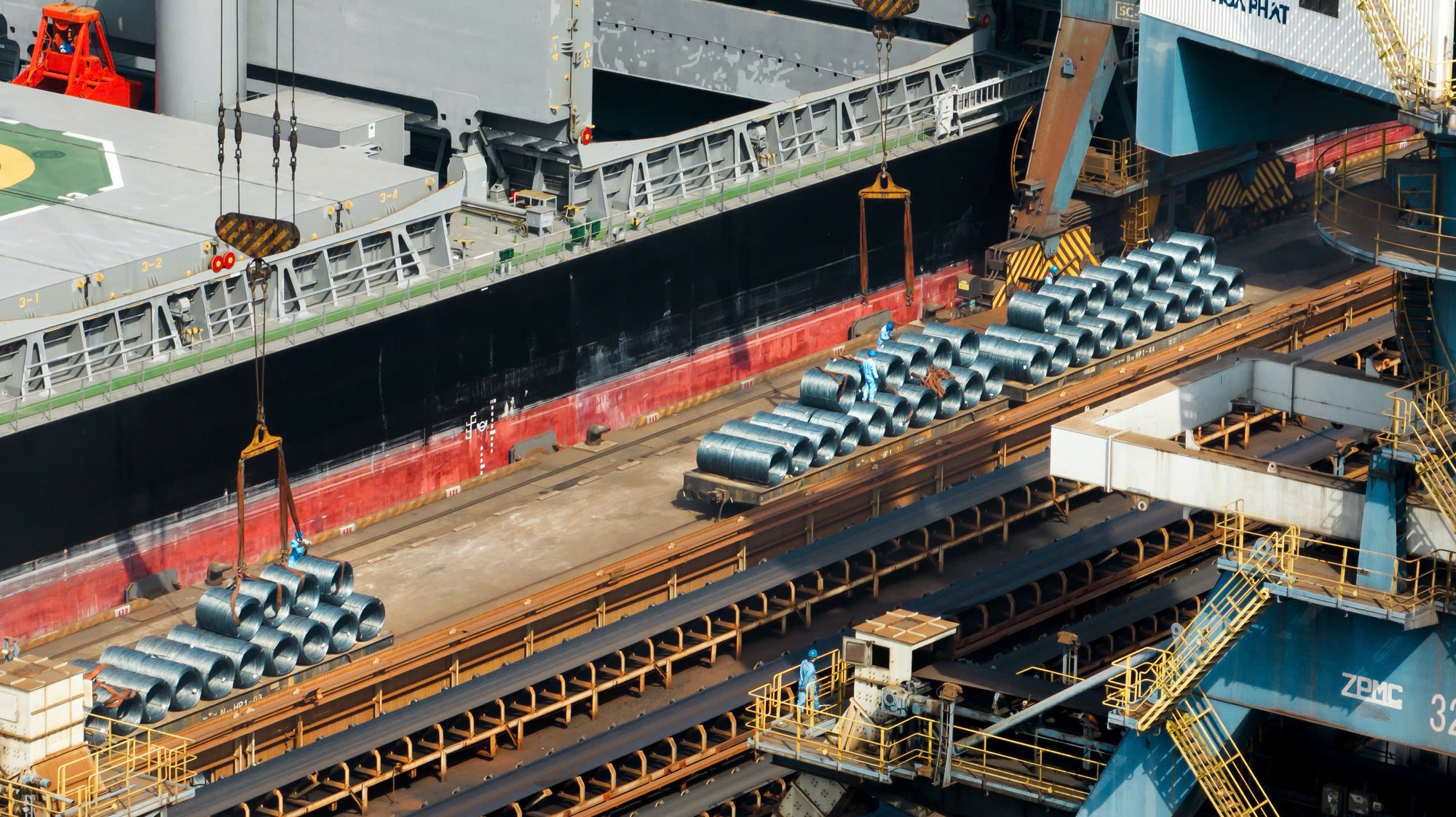 Kỷ lục 25.000 tấn thép xuất hành đầu xuân, nhà máy Hòa Phát 'đỏ lửa' xuyên Tết- Ảnh 2. Kỷ lục 25.000 tấn thép xuất hành đầu xuân, nhà máy Hòa Phát 'đỏ lửa' xuyên Tết- Ảnh 2.