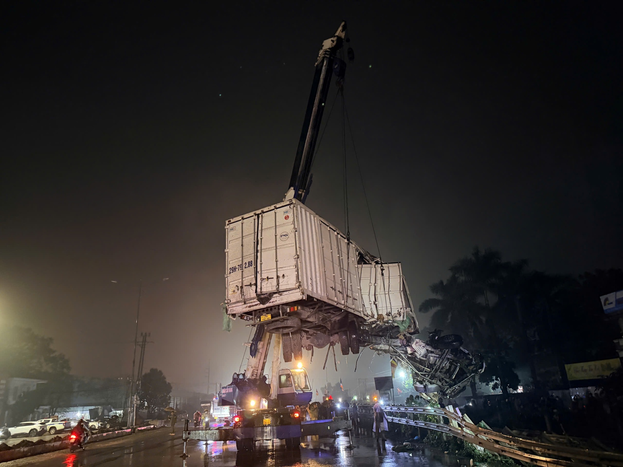 NÓNG: Xe tải va chạm với tàu hỏa, nhiều người bị mắc kẹt- Ảnh 2. NÓNG: Xe tải va chạm với tàu hỏa, nhiều người bị mắc kẹt- Ảnh 2.