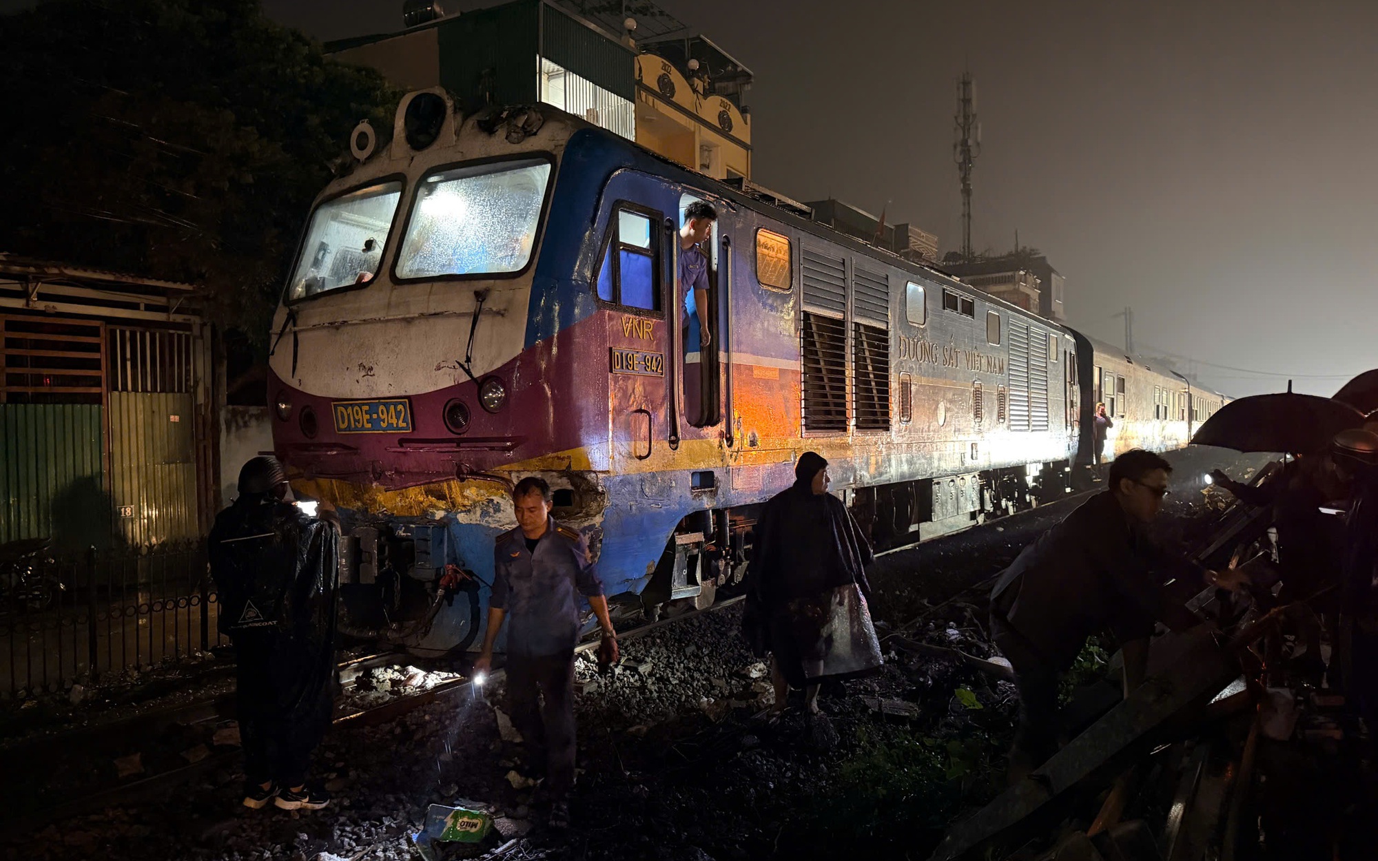 NÓNG: Xe tải va chạm với tàu hỏa, nhiều người bị mắc kẹt