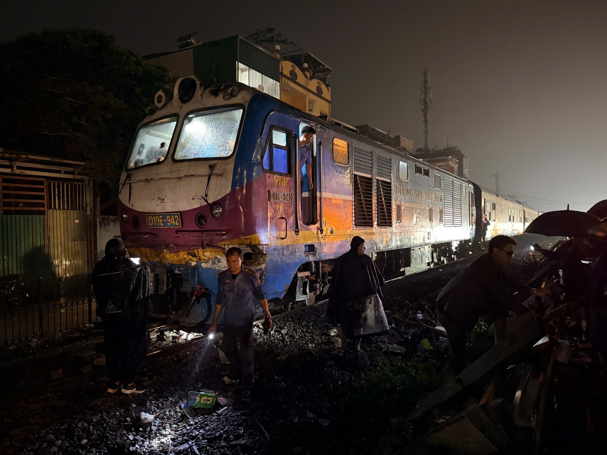 NÓNG: Xe tải va chạm với tàu hỏa, nhiều người bị mắc kẹt- Ảnh 3. NÓNG: Xe tải va chạm với tàu hỏa, nhiều người bị mắc kẹt- Ảnh 3.