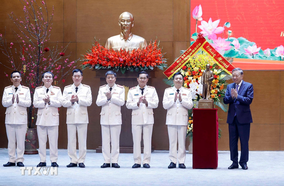 Tổng Bí thư Tô Lâm : Lực lượng An ninh điều tra kiên quyết, linh hoạt, sáng tạo trong đấu tranh phòng, chống tội phạm- Ảnh 3. Tổng Bí thư Tô Lâm : Lực lượng An ninh điều tra kiên quyết, linh hoạt, sáng tạo trong đấu tranh phòng, chống tội phạm- Ảnh 3.