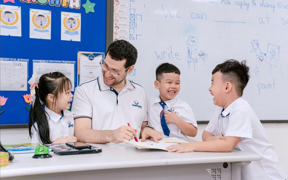 Giáo viên nước ngoài được miễn giấy phép lao động cần nộp giấy tờ gì?