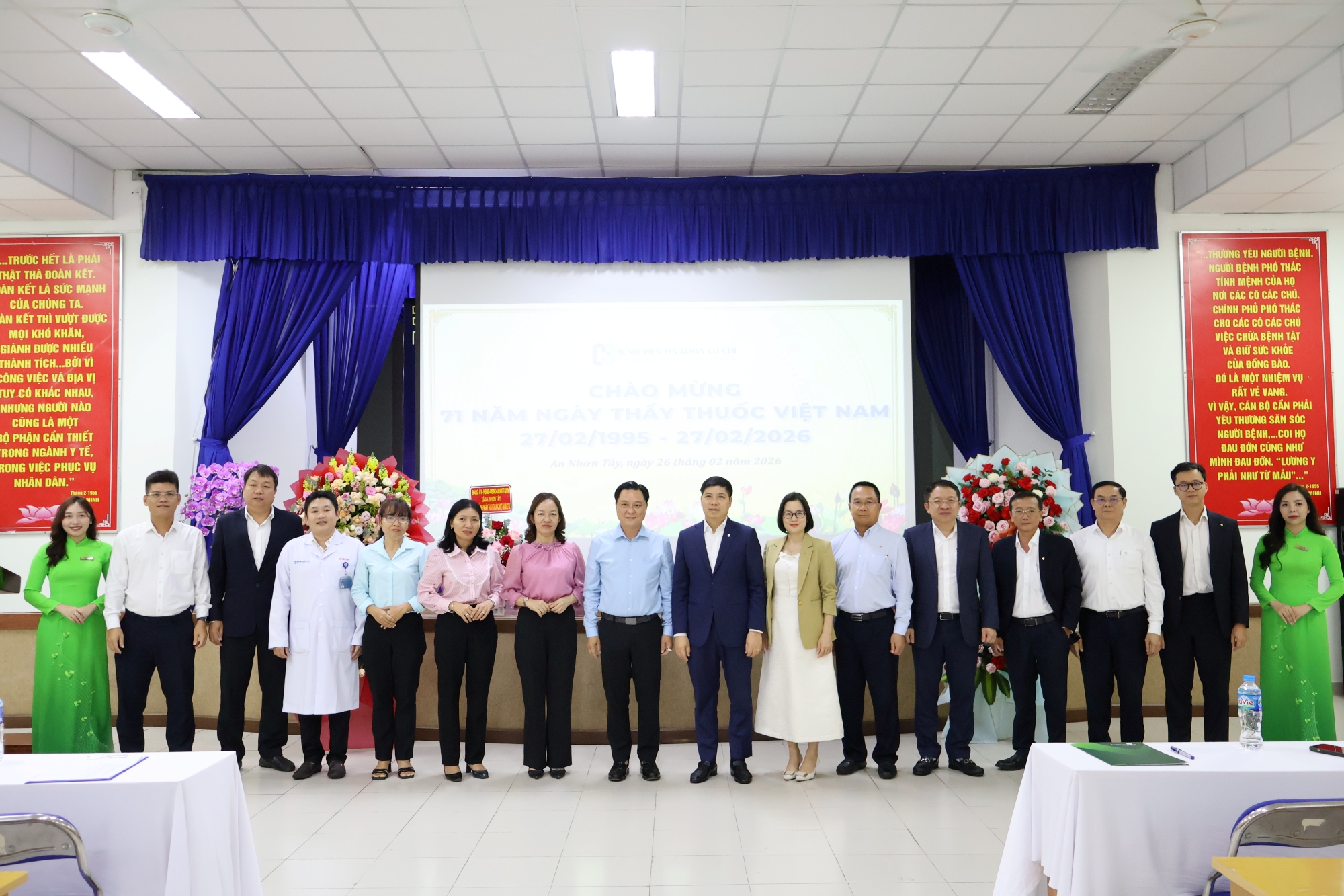 Vietcombank hỗ trợ 1 tỷ đồng thiết bị y tế, trao 200 suất quà tại Hóc Môn và Củ Chi- Ảnh 3.