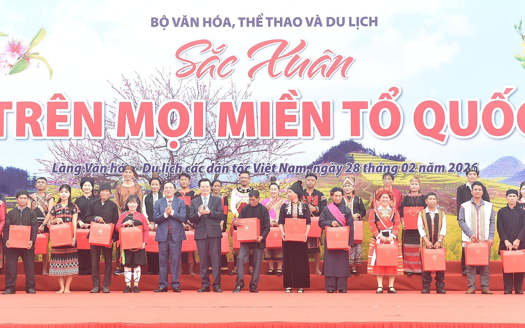 Phó Thủ tướng Mai Văn Chính dự Ngày hội 'Sắc xuân trên mọi miền Tổ quốc' năm 2026