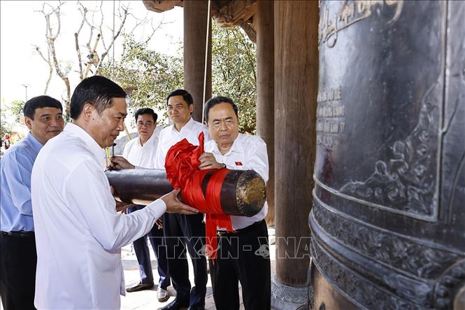 Chủ tịch Quốc hội Trần Thanh Mẫn dâng hương tưởng nhớ Chủ tịch Hồ Chí Minh tại Nghệ An- Ảnh 3.
