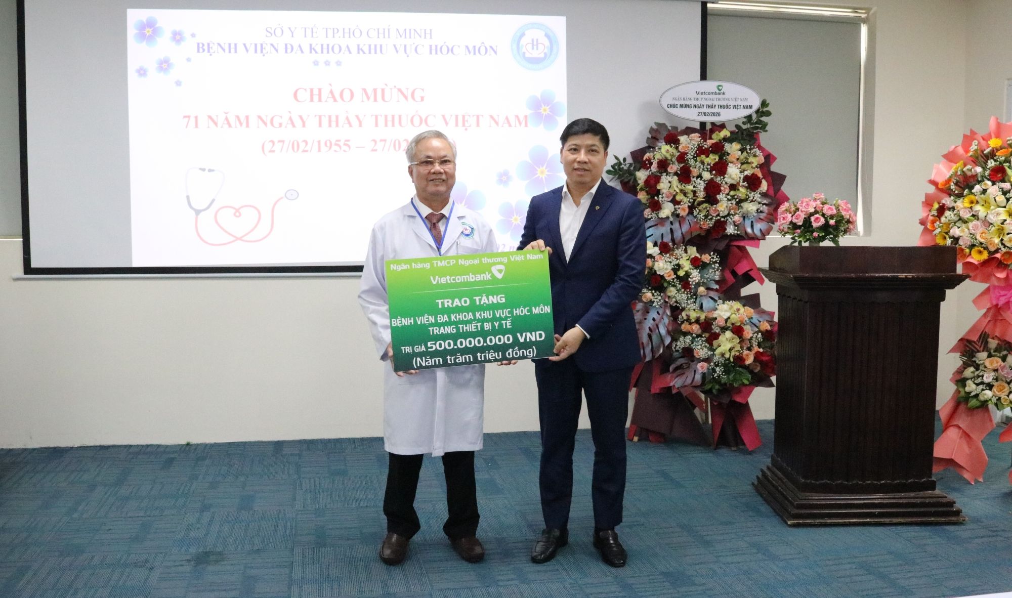 Vietcombank hỗ trợ 1 tỷ đồng thiết bị y tế, trao 200 suất quà tại Hóc Môn và Củ Chi- Ảnh 1.