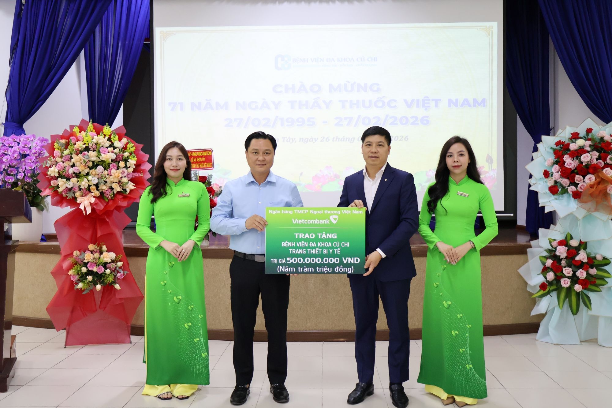 Vietcombank hỗ trợ 1 tỷ đồng thiết bị y tế, trao 200 suất quà tại Hóc Môn và Củ Chi- Ảnh 2.
