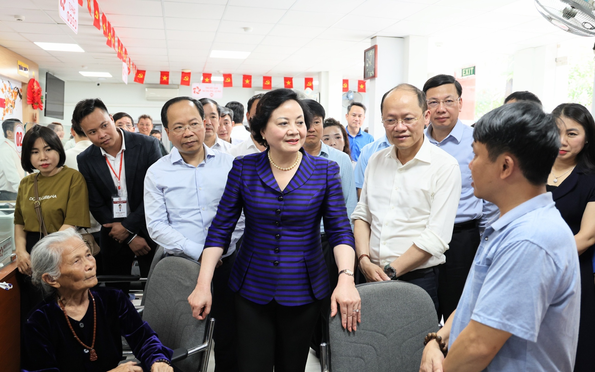 Phó Thủ tướng Phạm Thị Thanh Trà kiểm tra hoạt động Trung tâm Phục vụ hành chính công phường Thành Sen, tỉnh Hà Tĩnh