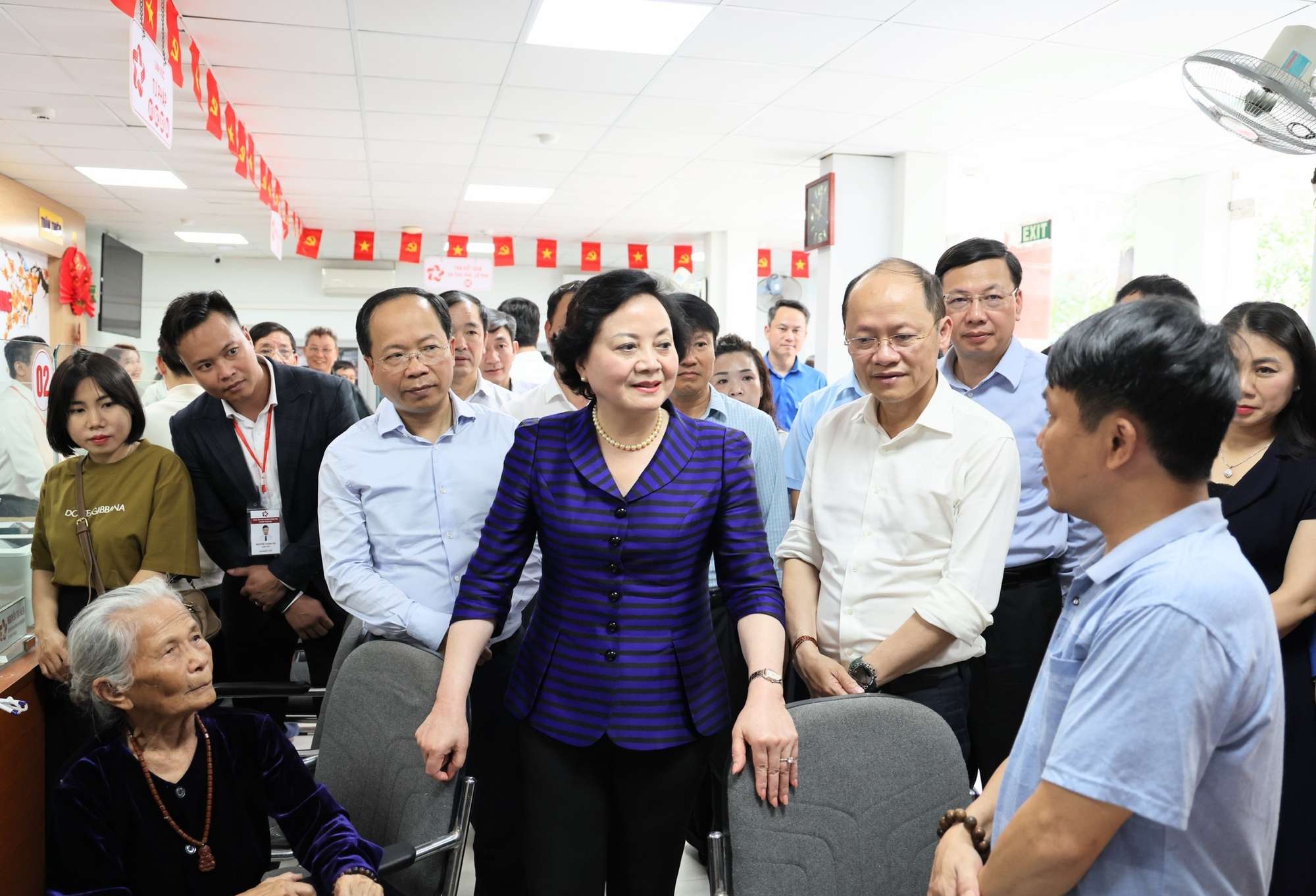 Phó Thủ tướng Phạm Thị Thanh Trà kiểm tra hoạt động Trung tâm Phục vụ hành chính công phường Thành Sen, tỉnh Hà Tĩnh- Ảnh 1. Phó Thủ tướng Phạm Thị Thanh Trà kiểm tra hoạt động Trung tâm Phục vụ hành chính công phường Thành Sen, tỉnh Hà Tĩnh- Ảnh 1.