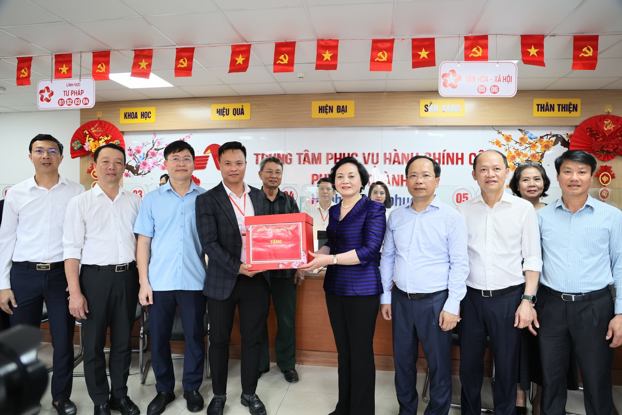 Phó Thủ tướng Phạm Thị Thanh Trà kiểm tra hoạt động Trung tâm Phục vụ hành chính công phường Thành Sen, tỉnh Hà Tĩnh- Ảnh 3. Phó Thủ tướng Phạm Thị Thanh Trà kiểm tra hoạt động Trung tâm Phục vụ hành chính công phường Thành Sen, tỉnh Hà Tĩnh- Ảnh 3.