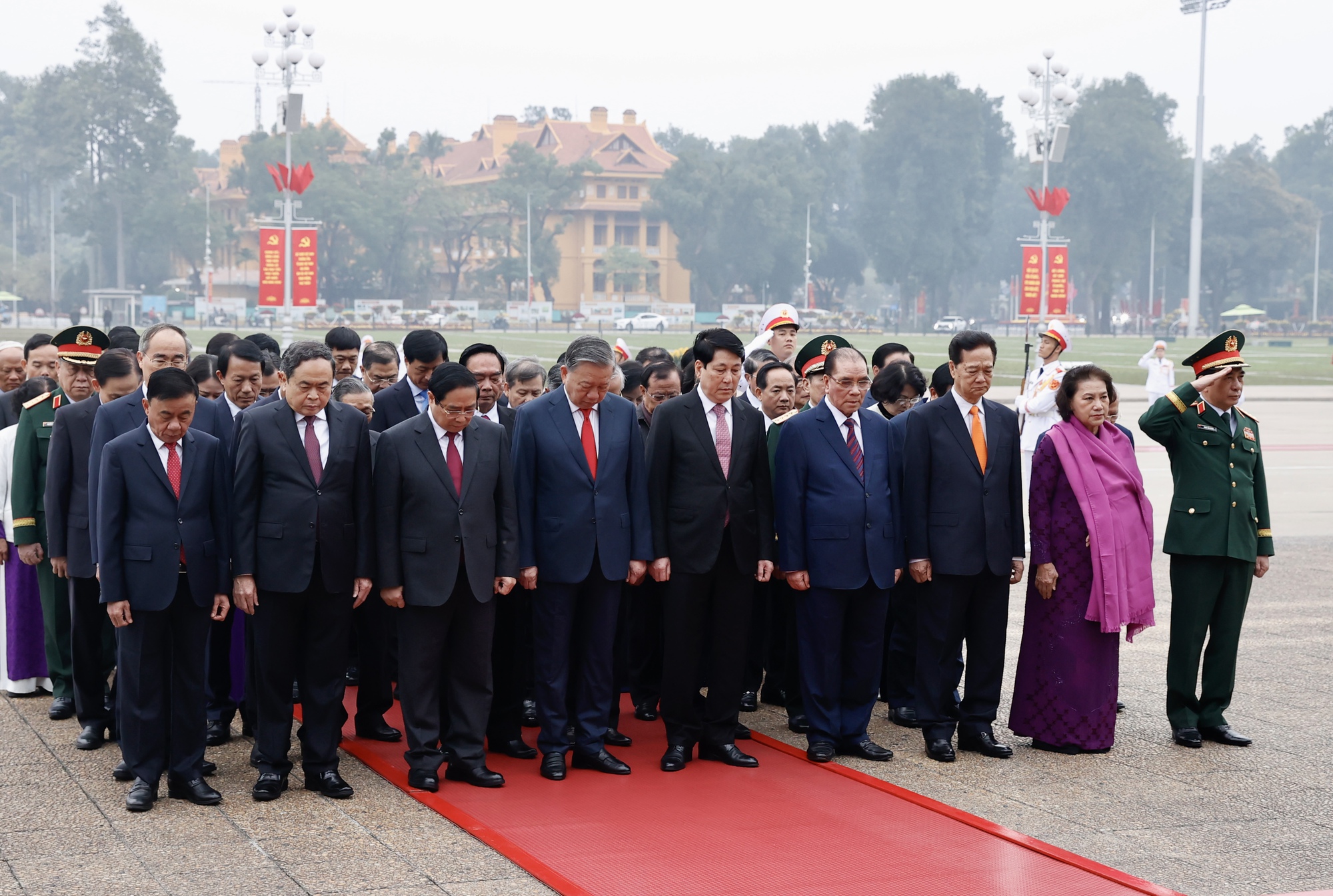 Lãnh đạo Đảng, Nhà nước vào Lăng viếng Chủ tịch Hồ Chí Minh nhân kỷ niệm 96 năm Ngày thành lập Đảng Cộng sản Việt Nam- Ảnh 2. Lãnh đạo Đảng, Nhà nước vào Lăng viếng Chủ tịch Hồ Chí Minh nhân kỷ niệm 96 năm Ngày thành lập Đảng Cộng sản Việt Nam- Ảnh 2.
