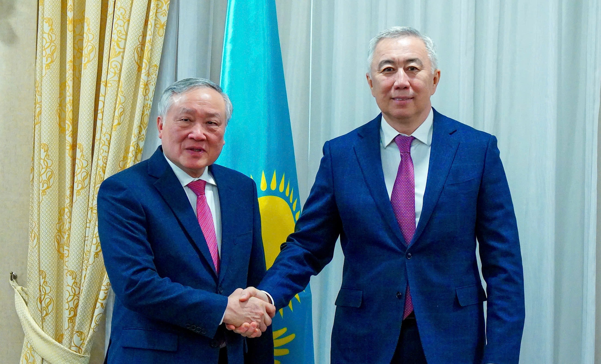Kazakhstan sẵn sàng thúc thúc đẩy hợp tác, kết nối với với Việt Nam trong phát triển trung tâm tài chính quốc tế- Ảnh 1. Kazakhstan sẵn sàng thúc thúc đẩy hợp tác, kết nối với với Việt Nam trong phát triển trung tâm tài chính quốc tế- Ảnh 1.