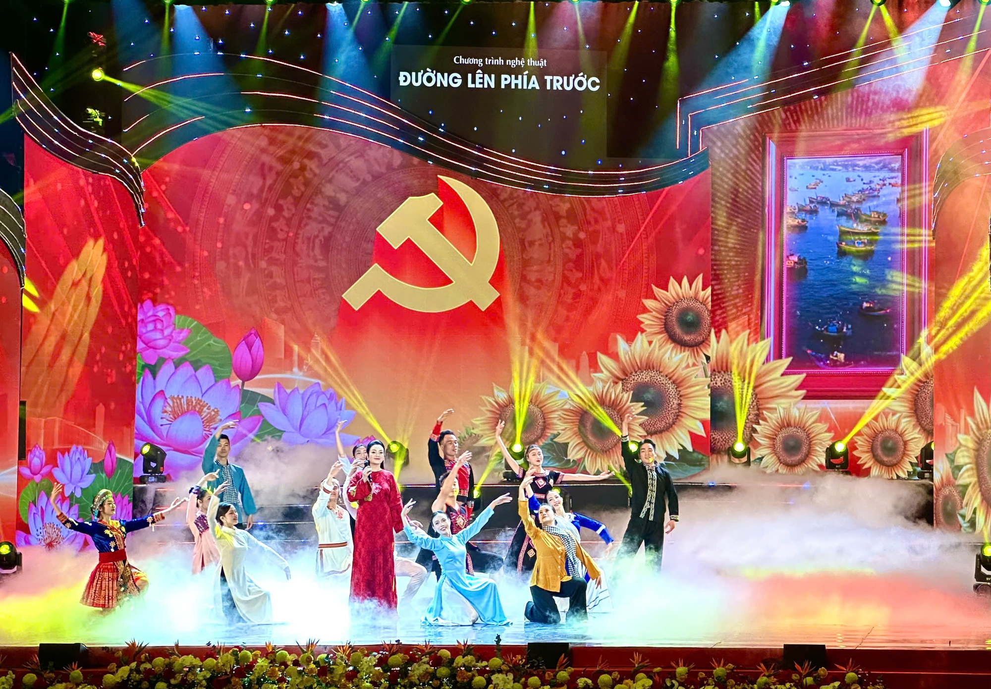 Chương trình nghệ thuật 'Đường lên phía trước' chào mừng Ngày thành lập Đảng Cộng sản Việt Nam- Ảnh 2.