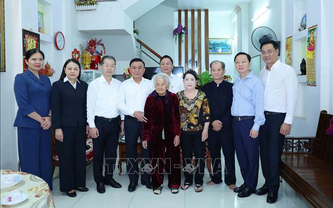 Thường trực Ban Bí thư Trần Cẩm Tú thăm, tặng quà Tết tại Đà Nẵng