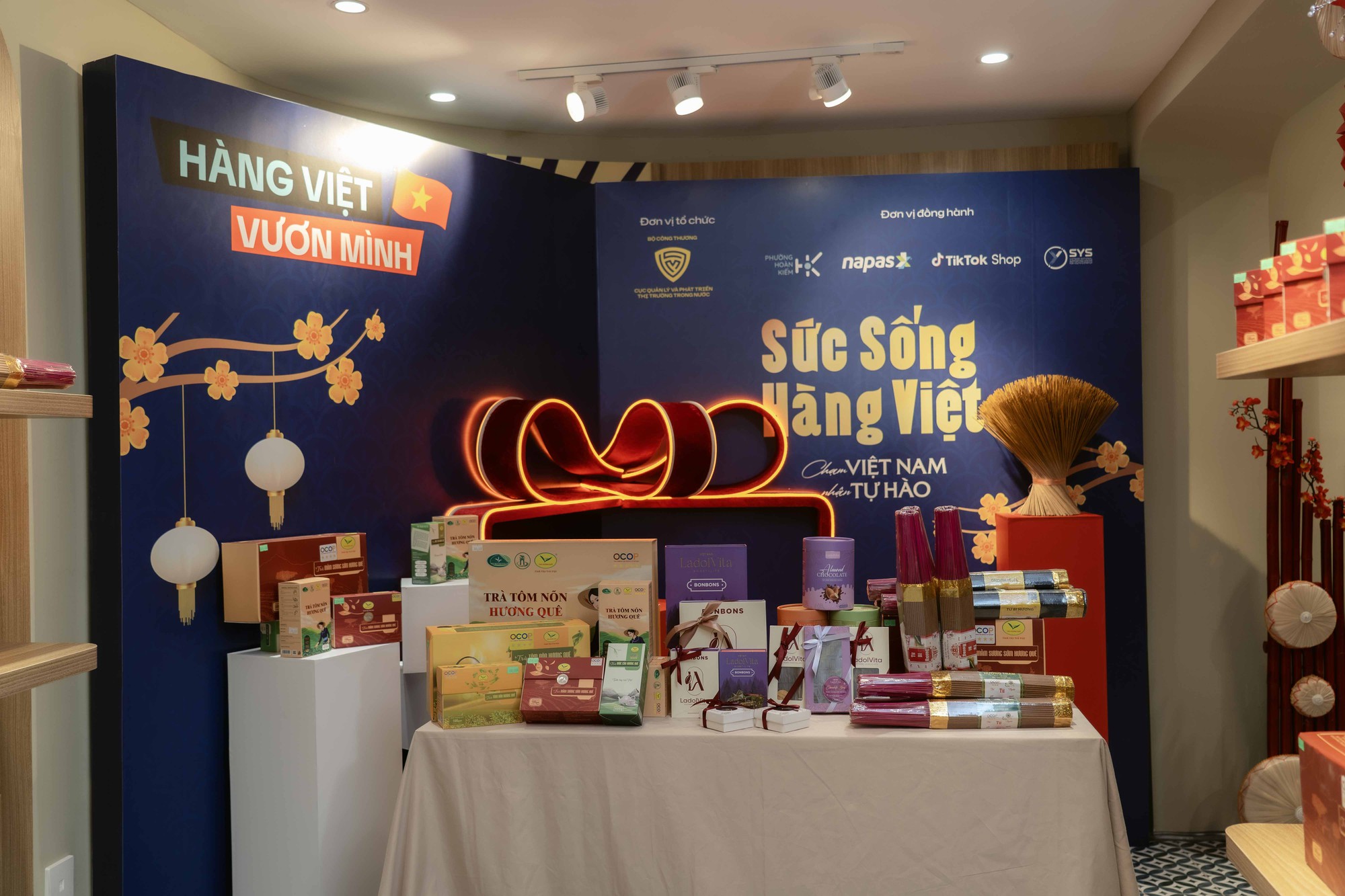 Sắm Tết chọn hàng Việt Nam trên livestream 'Sức sống hàng Việt'- Ảnh 1.