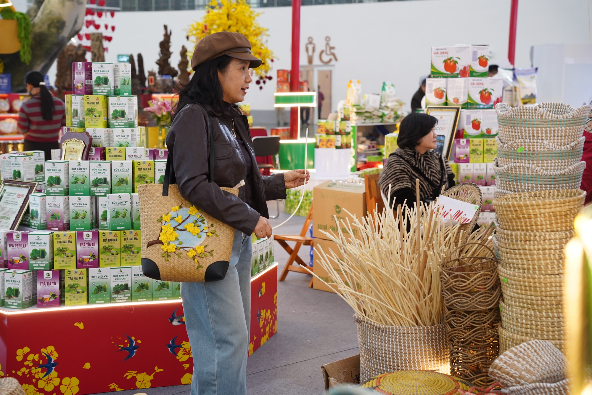 Tấp nập người dân đến tham quan, mua sắm tại Hội chợ mùa Xuân 2026- Ảnh 2.