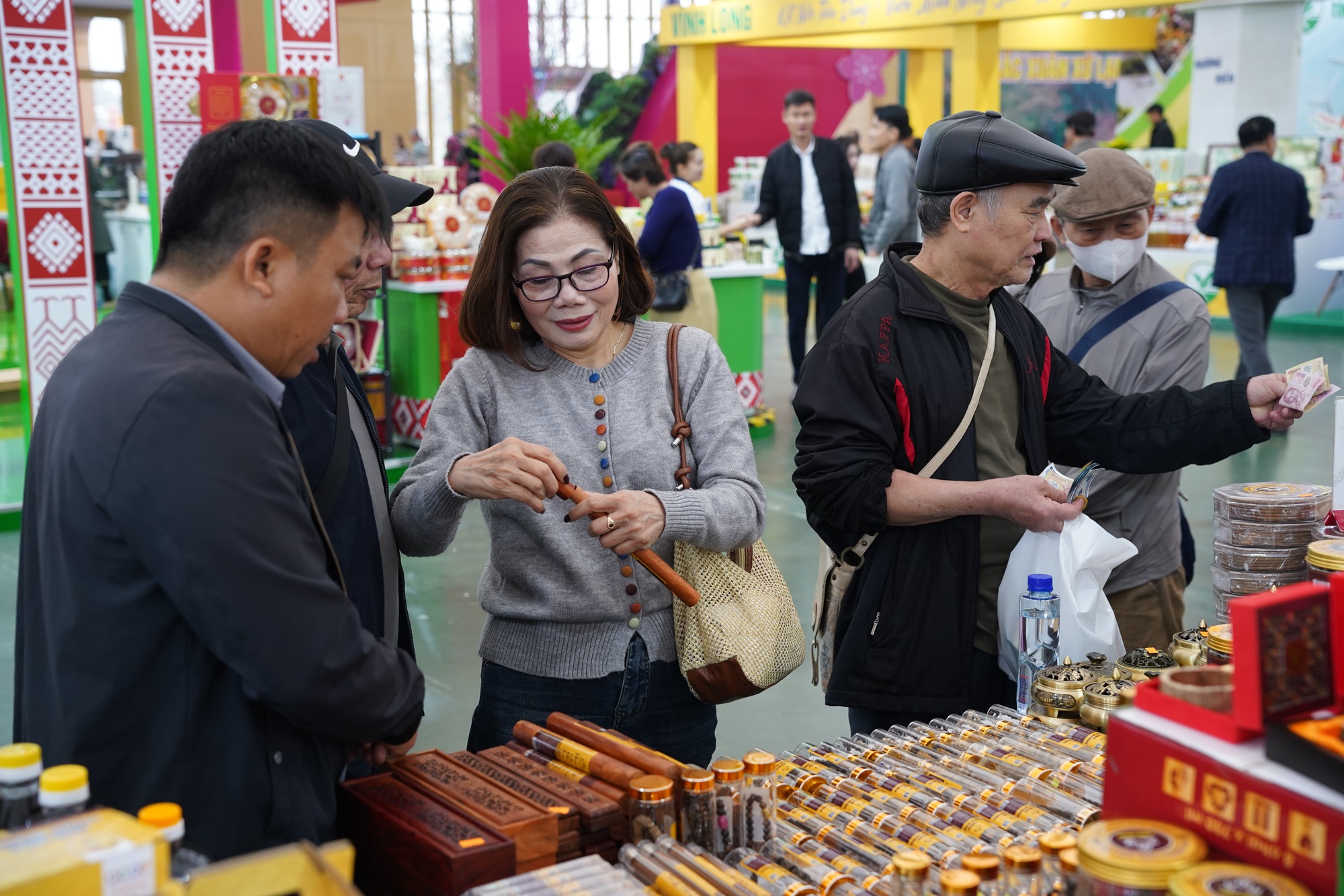 Tấp nập người dân đến tham quan, mua sắm tại Hội chợ mùa Xuân 2026- Ảnh 3.