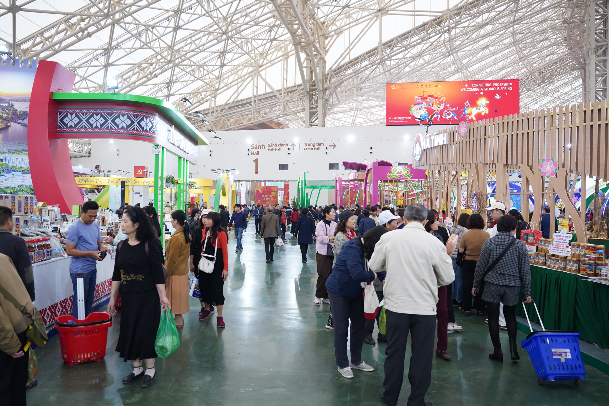 Tấp nập người dân đến tham quan, mua sắm tại Hội chợ mùa Xuân 2026- Ảnh 1.